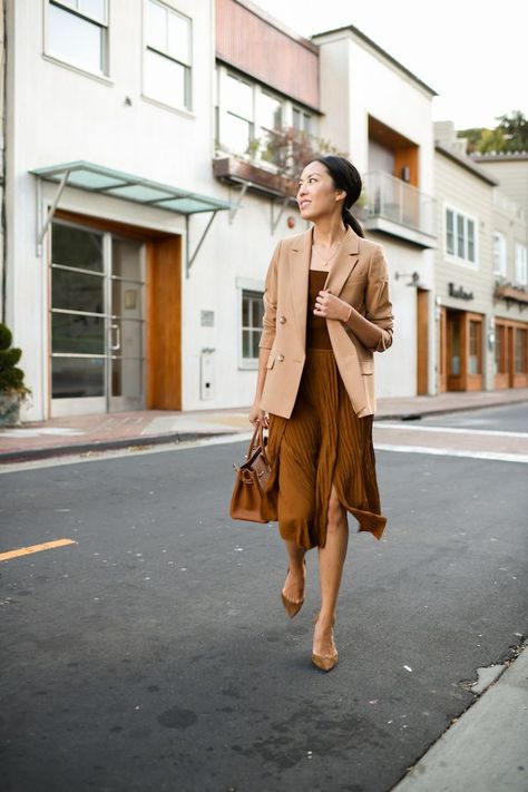 Tan Dress Outfit, Brown Dress Outfit, Outfit Kantor, Autumn Deep, Blazer Outfits For Women, Winter Typ, Tan Blazer, Pleated Skirts, Young Professional