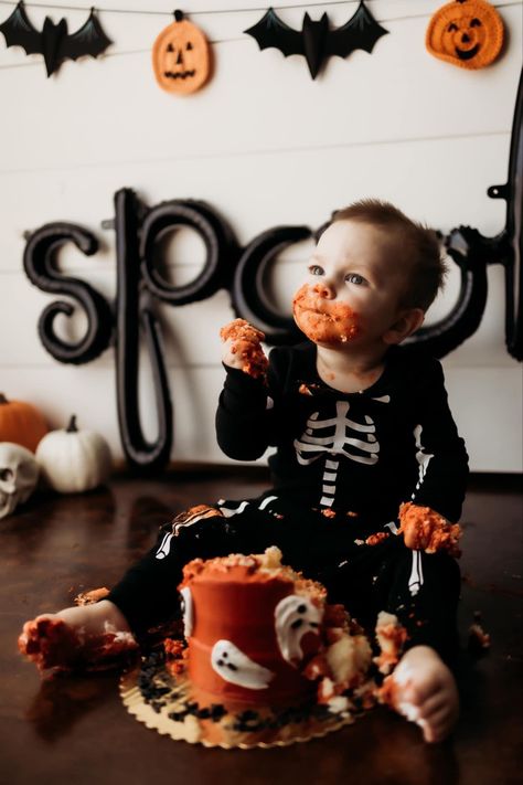 Halloween Photoshoot Birthday, 1 Birthday Halloween Theme, Cake Smash Photos Halloween, Spooky One First Birthday Pictures, Halloween Birthday Pictures, Spooky One Birthday Photoshoot, Boo Smash Cake, Halloween 1st Bday Party Ideas, First Birthday Spooky Theme