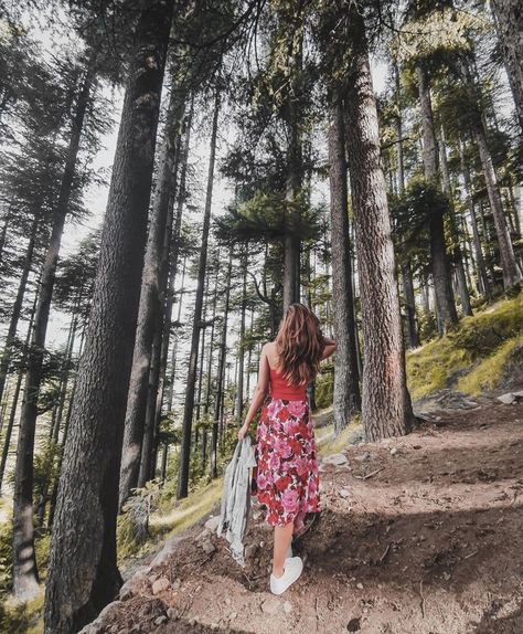 Manali Outfits Women Summer, Wayanad Outfit Ideas, Simla Manali Outfits, Outfit Ideas For Vacation In Hills, Rishikesh Outfit Ideas Women, Mountain Asthetics Photos, Hills Photoshoot Ideas, Outfits For Hill Station Trip, Simla Manali Photography