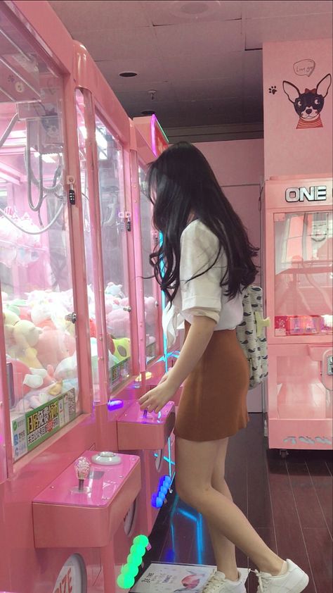 Korean No Face Pics, Arcade Aesthetic Korean, Korean Vending Machine, Asian Girl Aesthetic Faceless, Vending Machine Photoshoot, Korean Girl Faceless, Aesthetic Pink Pics, Korean Pink Aesthetic, Arcade Photoshoot Aesthetic