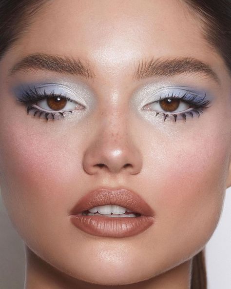 Cool Blue Eye Makeup, Matte Blue Eyeshadow, Blue And White Makeup Ideas, Winter White Makeup, Blue Eyes Blue Eyeshadow, Simple Editorial Makeup, Makeup For White Skin, Blue Makeup Looks Simple, Makeup For White Outfit