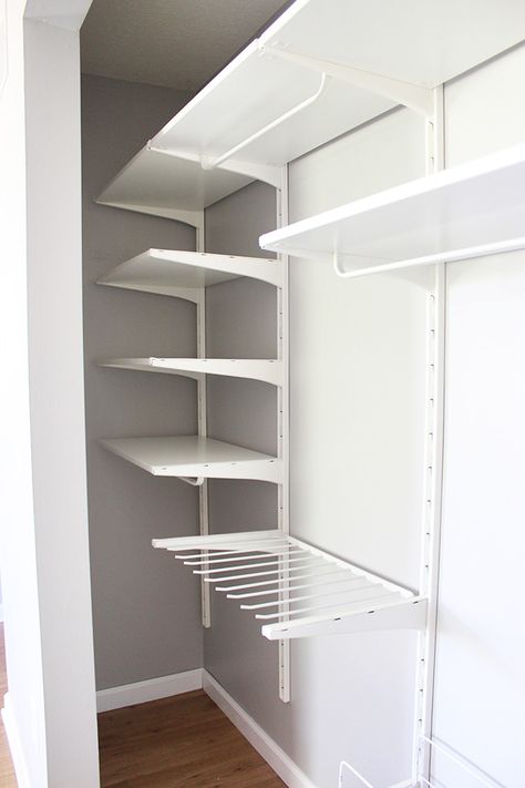 Helpful tips and tricks for organizing a small closet! Click over to the post to see the amazing before and after! Organizing A Small Closet, Organize A Small Closet, Walk In Closet Ikea, Ideas Armario, Ikea Algot, Closet Ikea, Ikea Closet, Small Closets, Closet Decor