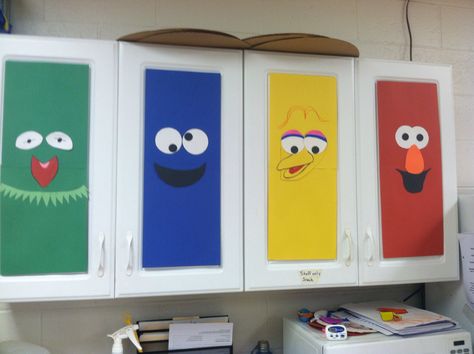 Preschool Classroom cabinet decorations Preschool Classroom Furniture Ideas, School Cupboard Decoration, Cupboard Painting Ideas, Decoration For Classroom, Cupboard Painting, Preschool Rainbow, Doors Decoration, School Kitchen, Class Door