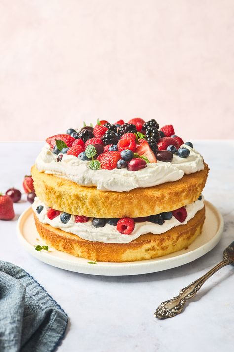 Fruit Sponge Cake, Vanilla Sponge Cake Recipe, Types Of Sponge Cake, Fruit Birthday Cake, Hot Milk Cake, Japanese Bakery, Berries And Cream, Fruity Cake, Victoria Sponge Cake