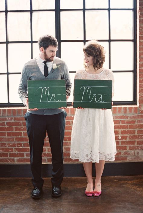 School inspired Mr & Mrs signs // photo by http://9nl.eu/liveviewfeat, see more: http://theeverylastdetail.com/childhood-sweetheart-wedding-ideas/ Mr Mrs Sign, Teacher Wedding, Wedding Officiant, High School Sweethearts, School Themes, Pre Wedding Photoshoot, Wedding Vows, Wedding Pics, Mr And Mrs