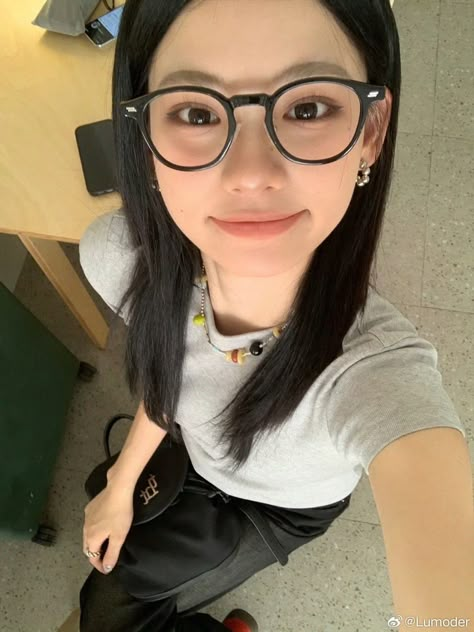 Outfits With Glasses Aesthetic, Korean Glasses, Glasses Fit, 사진 촬영 포즈, New Jeans Style, Stylish Glasses, Girl Celebrities, Photo Makeup, Biker Girl