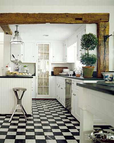 In the Connecticut kitchen of accessories designers Richard Lambertson and John Truex, white cabinetry and soapstone counters echo the palette of the checkered tumbled-marble floor beneath. Design Seeds, Checkered Floor, Kitchen Black, Black And White Tiles, White Cabinetry, Design Del Prodotto, Trendy Kitchen, White Tiles, Farmhouse Kitchen Decor