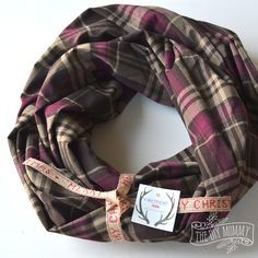 New video tut: how to make an easy #DIY infinity scarf. These make great gifts! http://thediymommy.com/video-make-an-easy-infinity-scarf-9-more-easy-diy-gift-ideas/ Easy Infinity Scarf, Scarf Video, Diy Infinity Scarf, Infinity Scarfs, Diy Mommy, Trendy Sewing Projects, Fabric Balls, Old Sewing Machines, Diy Scarf