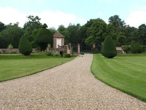 Gravel For Driveway, Victorian Driveway, Best Gravel For Driveway, Granite Driveway, Limestone Gravel, Beautiful Driveways, Permeable Driveway, Driveway Entrance Landscaping, Crushed Limestone