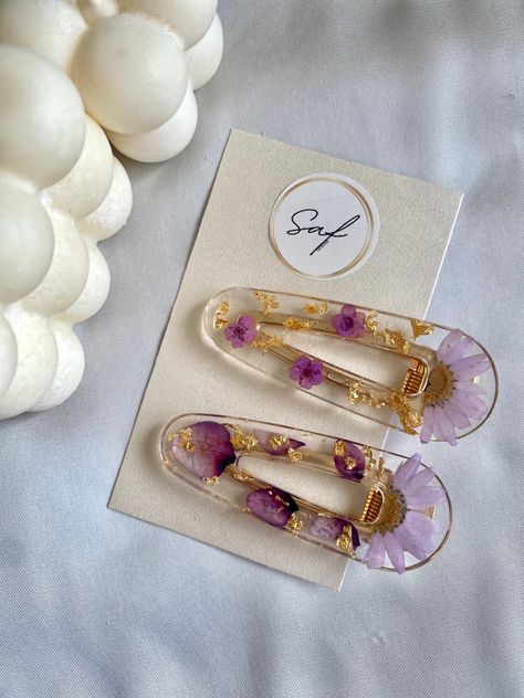 Diy Resin Hair Clips, Resina Epoxi Ideas, Resin Hair Accessories, Resin Clips, Diy Hair Clips, Resin Hair Clips, Etsy Shop Branding, Purple Resin, Pressed Flower Crafts