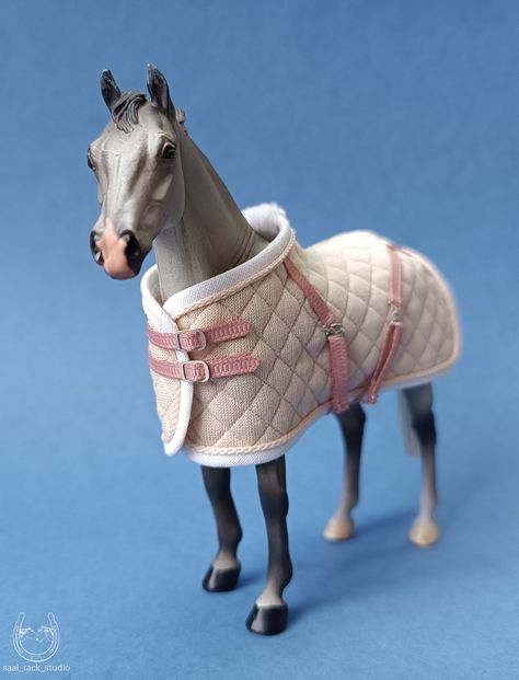 Schleich Horse Blanket, Schleich Diy Accessories, Diy Horse Toys, Schleich Horses Stable, Toy Horse Stable, Miniature Horse Tack, Animal Figurine Toys, Unusual Horse, Diy Horse Barn