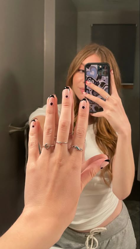 nail art mirror selfie of black french tip manicure with flowers wildflower case pose idea Poses With Nails, Selfie Poses For Men, Selfie World, Nail 2023, Nail Art Photos, Nail Pictures, With Nails, Nail Photos, Instagram Nails