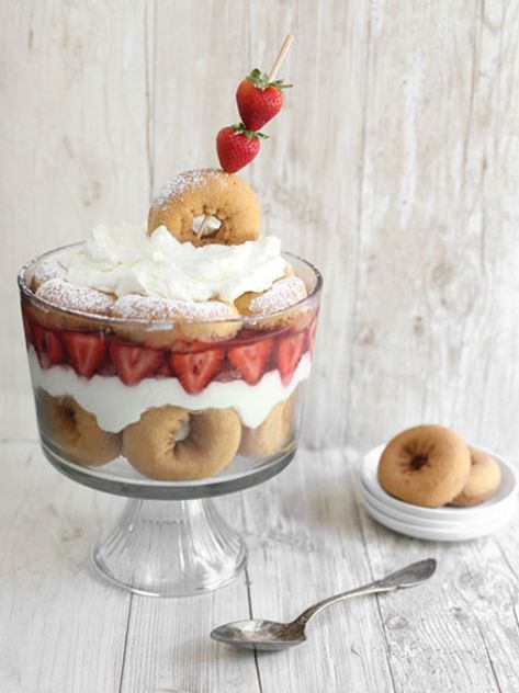 Donut Trifle, Signature Recipes, Pastel Macarons, Trifle Recipes, Potluck Ideas, Trifle Bowl, Delicious Sweets, Trifle Desserts, Bowl Cake