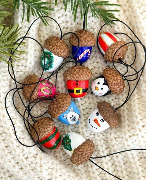 Acorn Xmas Decorations, Old Ornaments Repurpose, Woodland Christmas Decorations Diy, Acorn Christmas Crafts, Halloween Acorns, Christmas Acorns, Acorn Christmas Ornaments, Diy Christmas Shadow Box, Acorn People