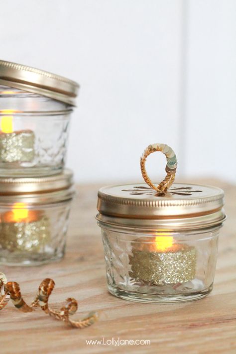 DIY Ball Mason Jar Christmas Ornaments Jar Christmas Ornaments, Easy To Make Christmas Ornaments, Jar Decorating Ideas, Mason Jar Christmas Decorations, Jar Ornaments, Tea Lights Christmas, Mason Jar Christmas Crafts, Decorating Ideas For Christmas, Homemade Christmas Tree