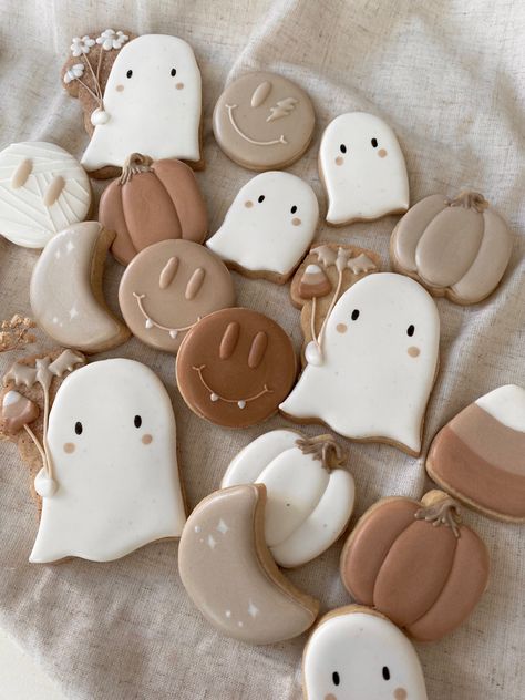 Spooky Cookies Halloween Desserts, Chocolate Chip Decorated Cookies, Pumpkin Cookie Icing, Groovy Ghost Cookies, Halloween Cookie Packaging Ideas, Halloween Cookie Icing, Royal Iced Halloween Cookies, Bat Royal Icing Cookies, Ghost Sugar Cookies Royal Icing