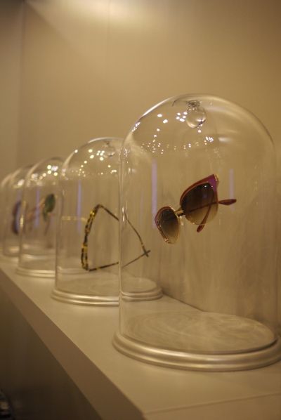 Cute idea. Use glass cloches to display high end frames and sunglasses. Optical Office, Eyewear Retail, Glass Cloches, Eyewear Store Design, Optometry Office, Eyewear Display, Sunglasses Display, Barton Perreira, Deco Nature