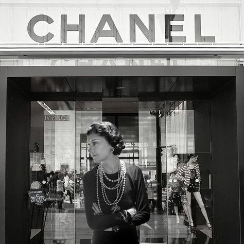 Coco Chanel outside her shop Chanel Aesthetic Vintage, Coco Chanel Aesthetic, Icons Women, Hipster Outfits Summer, Style Icons Women, Red Perfume, Chanel Aesthetic, Coco Chanel Fashion, Moda Chanel