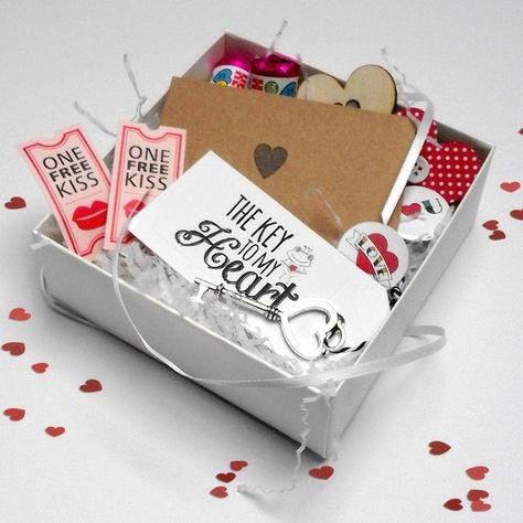 Valentines Hamper For Him, Valentines Day Hampers, Valentine Hampers Ideas, Valentines Diy For Him, Valentine Hampers, Valentines Hamper, Valentines Baskets For Him, Pretty Gift Wrapping Ideas, Bee Valentine