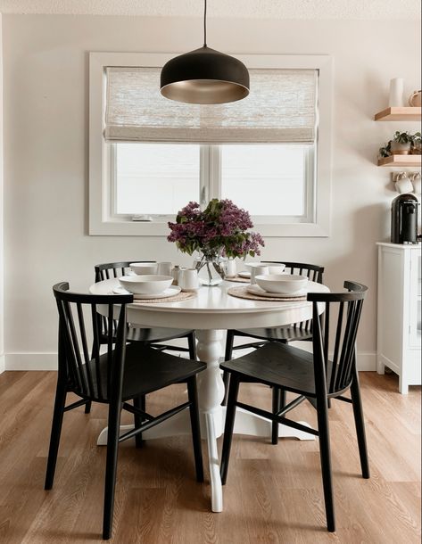 Small dining room ideas, round white table with black chairs. White Dinning Room Table Black Chairs, White Circular Dining Table, Ikea Dining Chairs White, Round Dining Table Dinner Set Up, Black Dining Chairs Round Table, White Round Table With Black Chairs, Black And White Eat In Kitchen, Black Tulip Table Dining Room, Round Table Small Kitchen