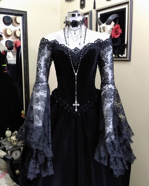 The Nightmare Before Christmas Halloween, Vamp Goth, Gothic Gowns, Goth Prom, Vampire Dress, Prom Dress Inspo, Nightmare Before Christmas Halloween, Halloween And Christmas, Prom Dress Inspiration