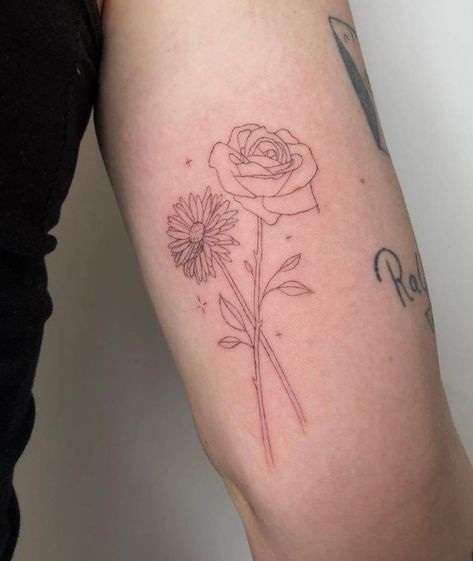 Rose and daisy tattooed on the inner arm, done in fine Tatoos Woman Flowers, Daisy Tattoo Outline, Rose And Daisy Tattoo, Daisy Tattoo Ideas, Daisy Flower Tattoos, June Flower, Rose Flower Tattoos, Flowers Daisies, Daisy Tattoo