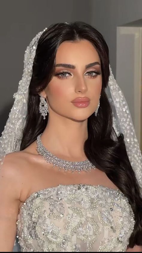 Glam Bride Makeup, Bridal Hair Down, Glam Wedding Makeup, Glam Bride, Bride Dress Simple, Wedding Dress Bustle, Bridal Makeup Natural, Wedding Makeup Looks, Bridal Makeup Looks