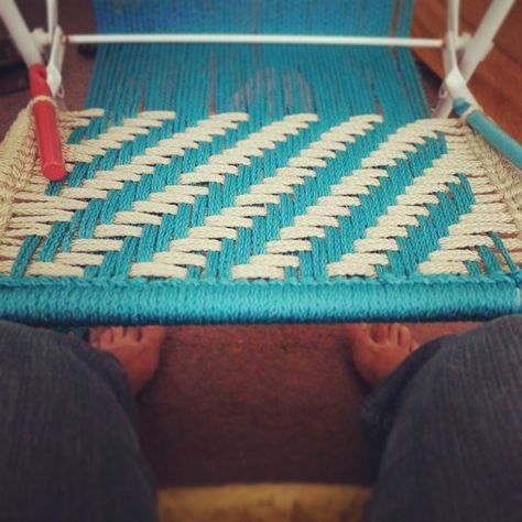 macrame-lawn-chair-diy Macrame Lawn Chair, Crochet Hammock, Tie Art, Macrame Chairs, Chair Diy, Chair Repair, Diy Lawn, Lawn Chair, Patterned Chair