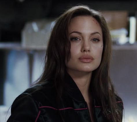 mr. & mrs. smith (2005) angelina jolie screencap movie icon pfp Mrs Smith Angelina Jolie, Angelina Jolie Today, Mr And Miss Smith, Angelina Jolie 2005, Angelina Jolie Face, Angelina Jolie 90s, Angelina Jolie Movies, Angelina Jolie Makeup, Movie Icon