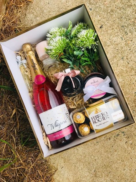 Wine Gift Box Ideas, Joululahjat Diy, 22 Birthday Gifts, Wine Gift Boxes, Gift Box Design, 22nd Birthday, Cadeau Diy, Birthday Gifts For Best Friend, Diy Gift Box