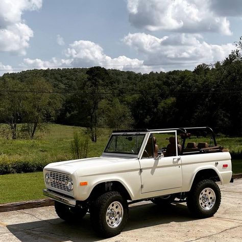 Old Bronco Aesthetic, Vintage Bronco Aesthetic, White Bronco Aesthetic, Vintage Ford Bronco Aesthetic, Old Classic Cars Vintage, Vintage Bronco Ford, Bronco Restomod, Bronco Aesthetic, White Ford Bronco