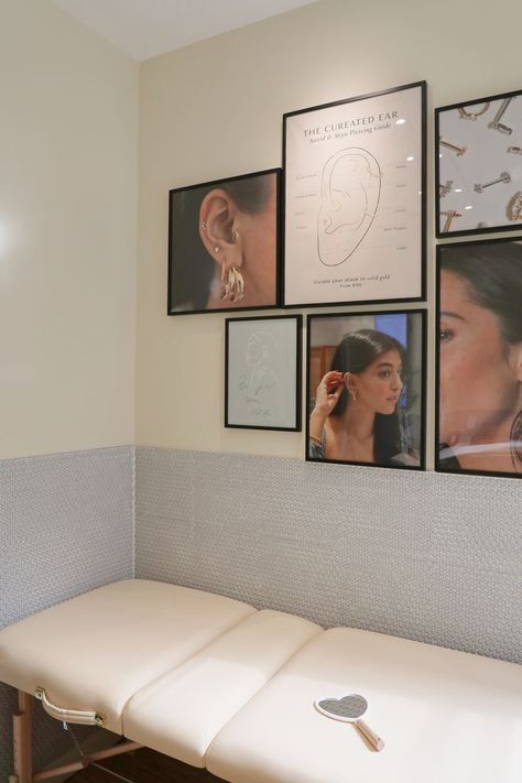 Piercing Studio Aesthetic, Piercing Room Ideas, Piercing Studio Decor, Piercing Studio Interior, Piercing Room, Beauty Shop Decor, Nail Room Ideas, Tech Room, Esthetics Room