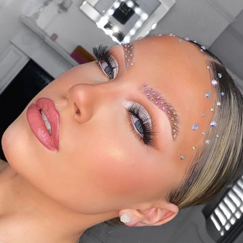 Rave Rhinestone Makeup, Rave Hair And Makeup, Gem Rave Makeup, Carnaval Makeup Ideas, Festival Makeup Rave Glitter, Extra Makeup Looks, Hair Diamonds, Sleek Prom Hair, Carnaval Inspo