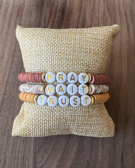 Pray Wait Trust, Homemade Bracelets, Jewelry Clay, Christian Bracelets, Prayer Bracelet, Clay Bracelet, Diy Bracelet Designs, Diy Bracelets Patterns, Beads Bracelet Design