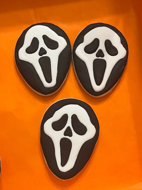 Ghost Face Cookies Decorated, Ghost Face Cupcakes, Ghost Face Themed Party, Ghost Face Cookies, Ghost Face Cake Ideas, Ghostface Cupcakes, Ghostface Cookies, Ghost Face Birthday Party, Ghostface Birthday Party