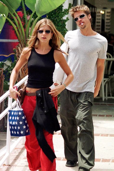 2000s Couples, Brad Pitt And Jennifer, Brad And Jen, Jennifer Aniston Style, Paparazzi Photos, Outfit 90s, Famous Couples, 90s Outfit, Sofia Vergara