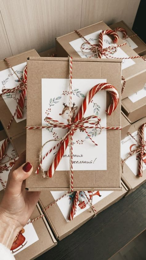 Christmas Hamper Box Ideas, Christmas Gift Box Wrapping Ideas, Happy New Year Gift Box Ideas, Hampers Ideas Christmas, Winter Box Gift Idea, Xmas Gift Box Ideas, Christmas Present Packaging, Christmas Present Box Ideas, Christmas Hampers Ideas