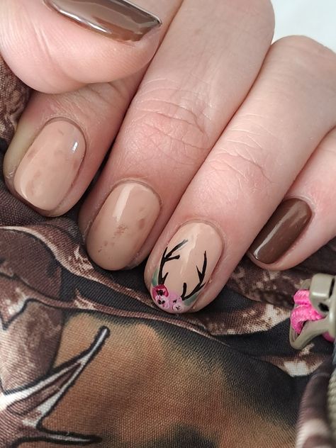 Moose Nails Art, Hunting Nail Art, Archery Nail Designs, Deer Antler Nail Design, Deer Hunting Nails, Deer Hunting Nail Designs, Hunting Season Nails, Deer Nail Designs, Hunting Nail Designs