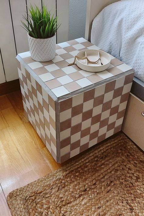 Side table diy with tiles Tile Bedside Table Diy, Tiled Coffee Table Diy, Tiled Bedside Table, Tiled Nightstand, Tile Nightstand, Diy Tile Table Top, Tile Table Top Diy, Tile Bedside Table, Tile Table Diy