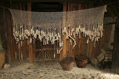 Weaving a net Nature Crafting, Knot Ideas, Project Aesthetic, Historical Textiles, Petroglyphs Art, Net Making, Medieval Crafts, Filet Lace, Basket Weaver