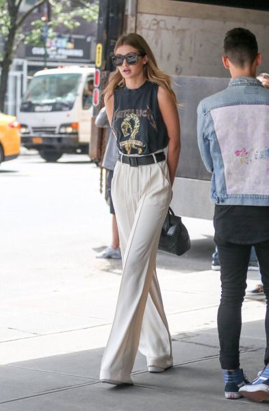 Gigi Hadid Street Style, Gigi Style, Gigi Hadid Outfits, Gigi Hadid Style, Walking Down The Street, Chic Summer Outfits, Effortlessly Chic Outfits, Hadid Style, Vogue Japan