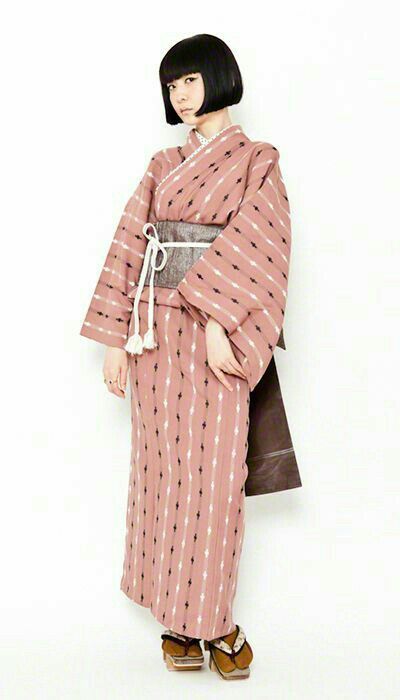 Modern Yukata, Seoul Nightlife, Travel Bucket Lists, Japanese Kimono Fashion, Orientation Outfit, Japanese Style Clothing, Japan Okinawa, Kyoto Japan Travel, Japanese Traditional Clothing