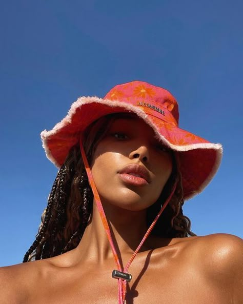 Jacquemus Hat, Playa Aesthetic, Bucket Hat Looks, Dubai Outfit, Photo Dump Ideas, Beach Hats For Women, Swimwear Aesthetic, Tropical Vacation Outfits, University Outfits