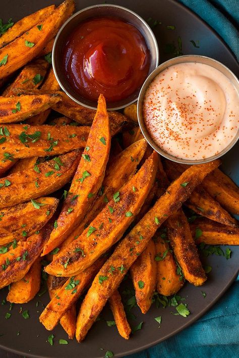 Potato Recipe For Kids, Turkey Chili Recipe Easy, Turkey Gravy Recipe Easy, Homemade Sweet Potato Fries, Cookies Banane, Baked Sweet Potato Fries, Sweet Potato Recipes Fries, Potato Wedges Recipe, Wedges Recipe