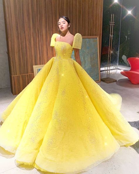 Andrea Brillantes | Blythe on Instagram: “"Belle of the Ball"💛🌹 #AndreaBrillantes for #AbsCbnBall2019  Gown by @michaelleyva_ • | #blythebrilliants #andreabrillantes #brilliants” Yellow Gown Dress, Filipino Debut, Yellow Gowns, Modern Filipiniana Gown, Filipiniana Gown, Modern Filipiniana Dress, Short Sleeve Prom Dresses, Filipiniana Wedding, Debut Dresses