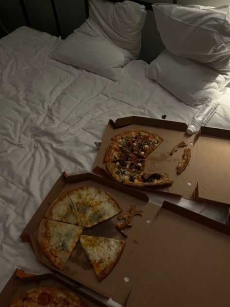 #valentinesday #valentinesdayrecipes #valentinascorner #valentines #aesthetic #aestheticphotos #breakfast #breakfastideas #inspiration #phototips #pizza #dinnertime #dinner #dinnerideas Pizza In Bed Aesthetic, Eating In Bed Aesthetic, Leftovers Aesthetic, Bed And Breakfast Aesthetic, Breakfast In Bed Aesthetic, Pizza Bed, Pizza Pictures, Valentines Aesthetic, Tessa Bailey