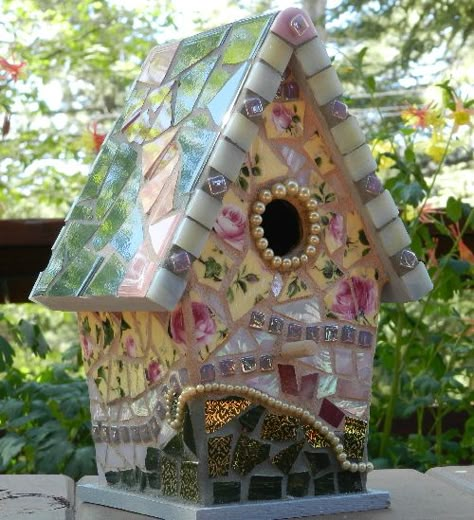 mosaic birdhouse - by Sandi Huckaby Outdoor Mosaic Ideas, Mosaic Fairy, Mosaic Aesthetic, Mosaic Birdhouse, China Mosaic, Mosaic Garden Art, Mosaic Birds, Mosaic Art Projects, Pretty China