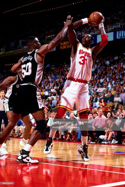 News Photo : Hakeem Olajuwon of the Houston Rockets shoots a... Rockets Basketball, Hakeem Olajuwon, Texas Sports, Basketball Skills, Jersey Nike, Basketball Photography, Nba Legends, Nba Stars, Basketball Legends