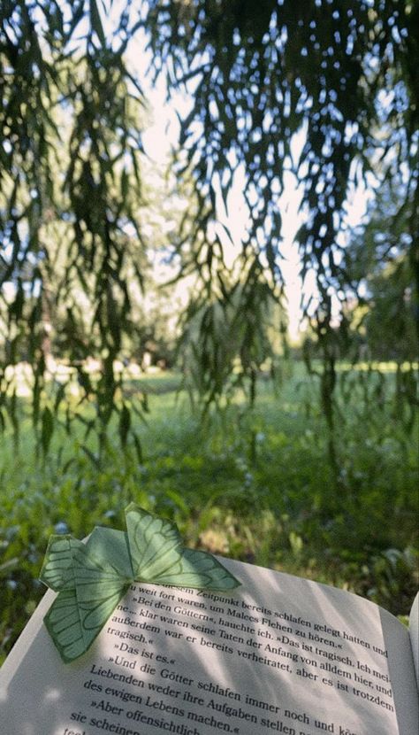 Nature Book Aesthetic, Willow Taylor Swift Aesthetic, Weeping Willow Tree Aesthetic, Willow Tree Aesthetic, Willow Tree Wallpaper, Tree Cottagecore, Willow Aesthetic, Reading Under A Tree, Poppy Balfour