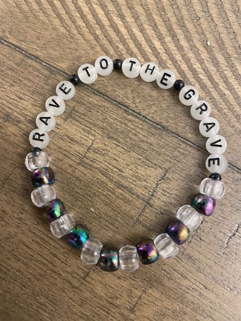 Rave Kandi Bracelets Sayings, Kandy Ideas Rave, Funny Rave Kandi, Festival Candy Bracelets, Candy Bracelets Rave, Candy Rave Bracelets, Kandi Sayings Rave, Festival Kandi Ideas, Edc Kandi Ideas